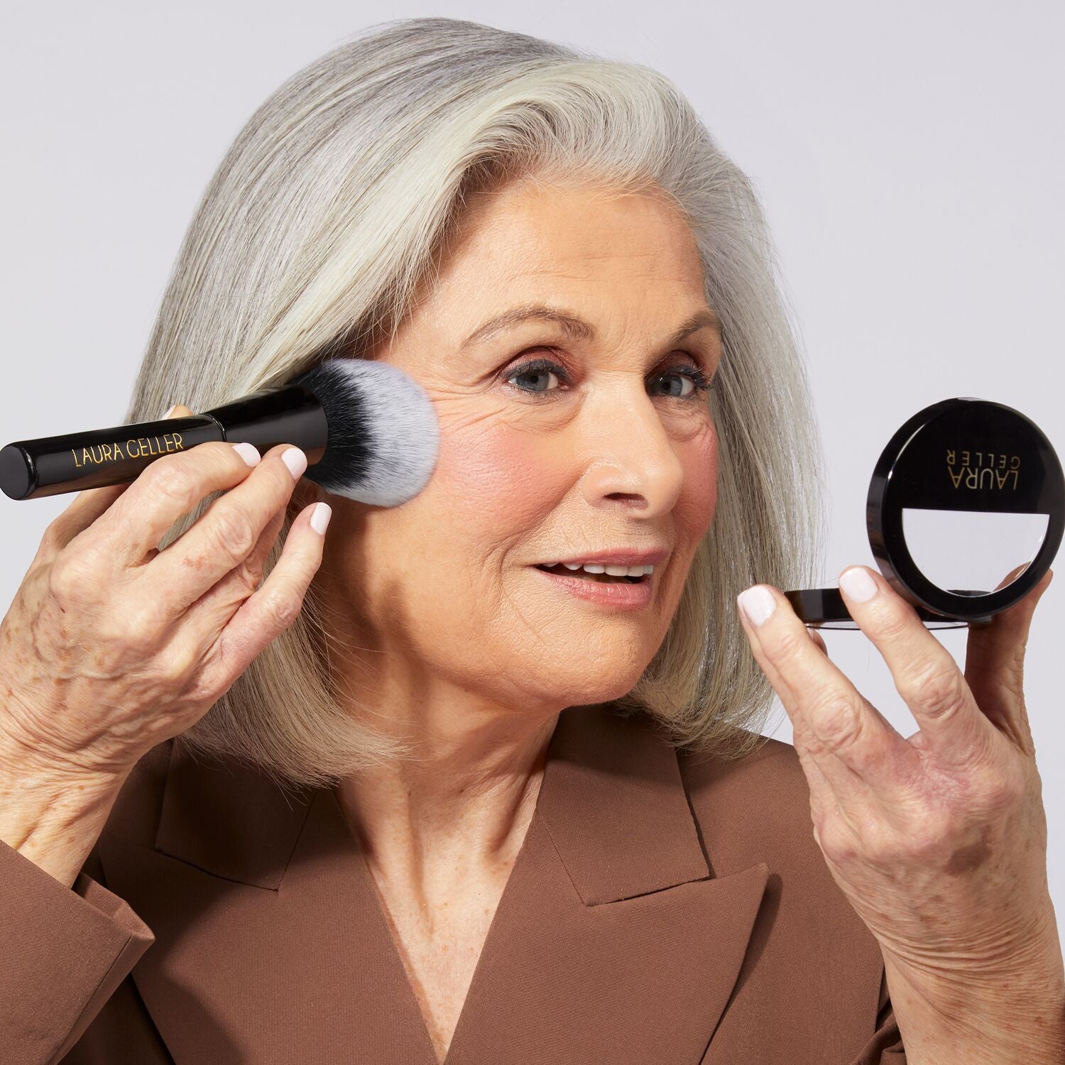 LG_BronzerBrush_ApplicationImage-ECommerce_JPG_239cf3d7-57d8-4897-b722-6f03917eb6e1