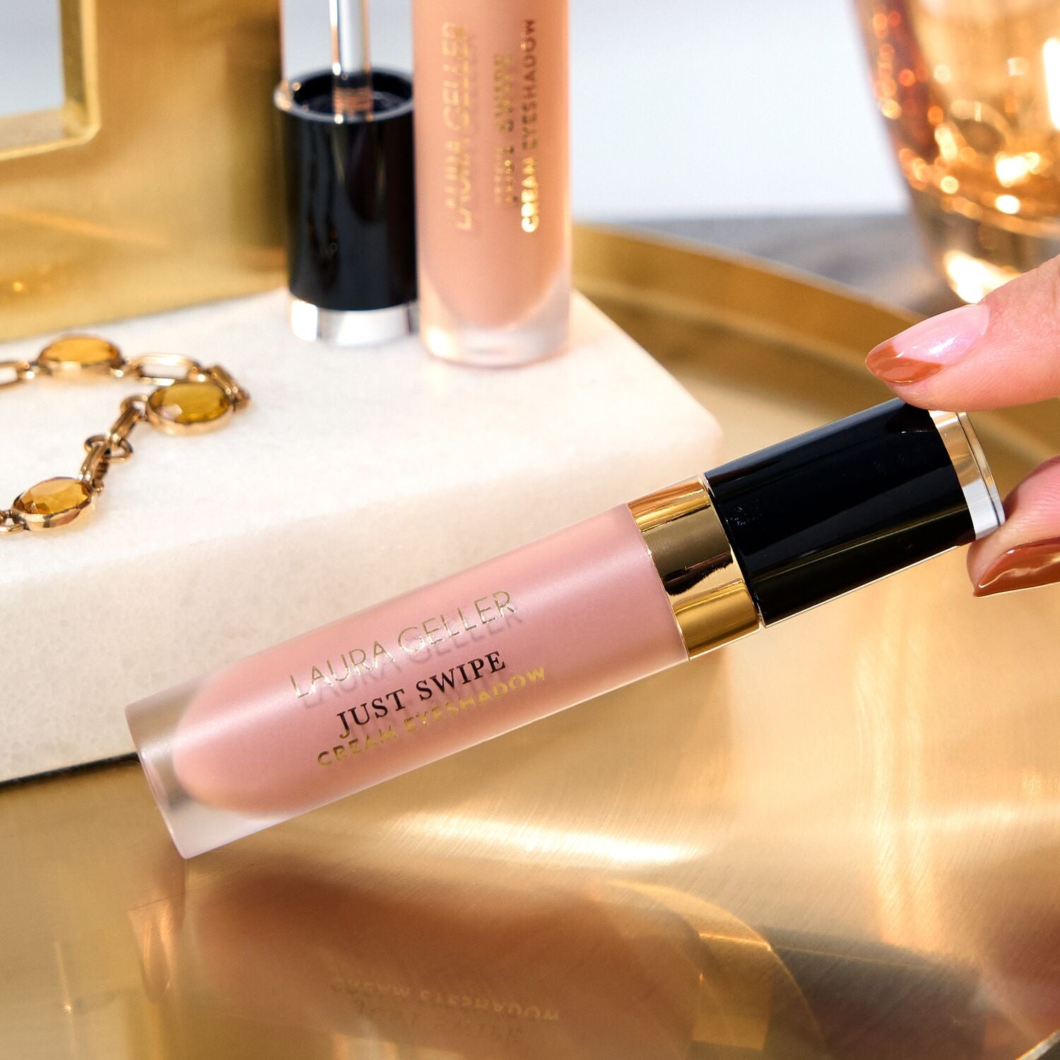 LG_JustSwipeEyeshadow_Lifestyle2-ECommerce_JPG