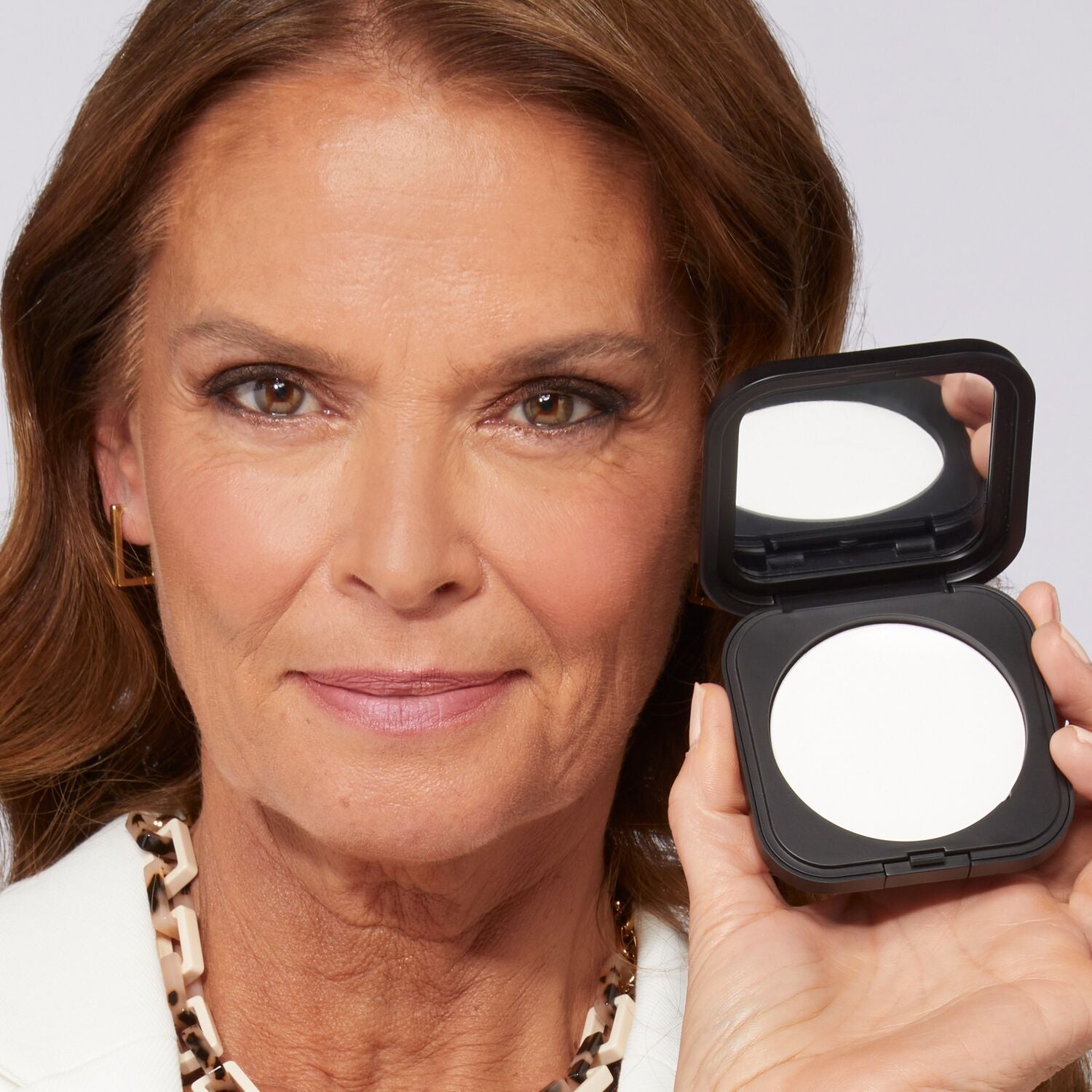 LG_MatteMakerTranslucentPowder_Model_1-ECommerce_JPG